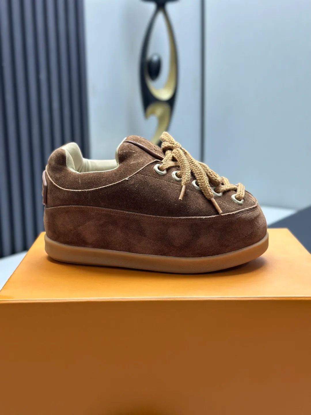 👟👟Ex-factory price 720👟👟 Top version LV-Louis Vuitton-Bread Catwalk New Style 1:1 development replica of the original version! ! The upper foot is very comfortable. It is made of luxurious materials and fine workmanship. The midsole is printed with English letters "Made in Europe". The upper is made of calfskin imported from Italy. The side is decorated with the brand's LOGO and signature. The latest latex foot pads and mesh lining make the foot feel super comfortable. The original two-color TPU combination outsole is specially provided by the original factory. Bag technology Goodyear stitched edges Fabric: Exclusive customized first-layer cowhide Accessories: Exclusive private model Vuitton logo, lining: Customized silk mesh lining - first-layer silk cowhide lining Outsole: TPU combination outsole wear-resistant, non-slip and anti-yellowing Foot pads: new latex pads-mesh sweat-absorbent Counter technology: fully computerized sewing machine wire drawing Toe box back cover Hot and cold shaping Full set of pull-top lasts with medium and low logo patterns Counter packaging - Shoelaces, certificates, cards, instructions, certificates, dust bags, the most complete packaging on the entire network, women's models 35-40 men's models are under development